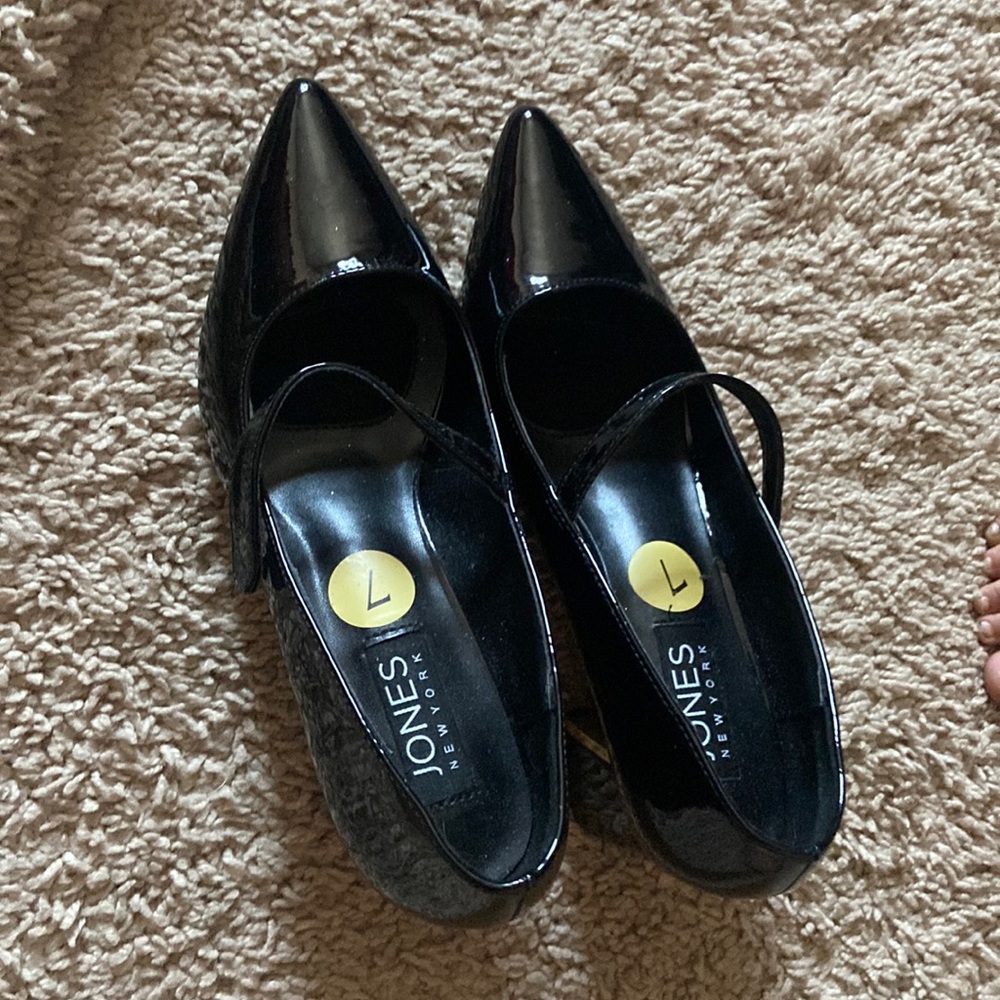 Black chunky heel pointed toe shoe